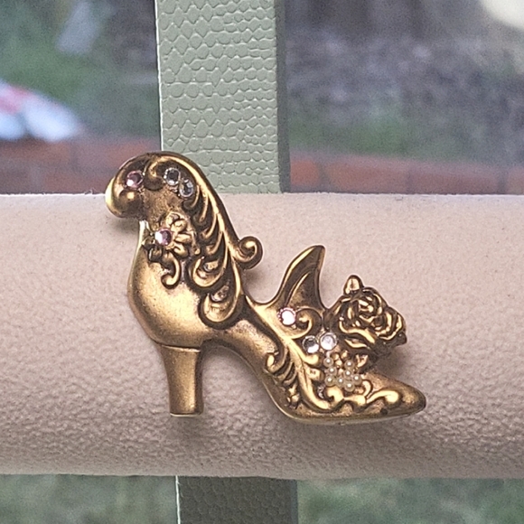 Elegant‎ Gold Floral Brooch - Picture 1 of 4